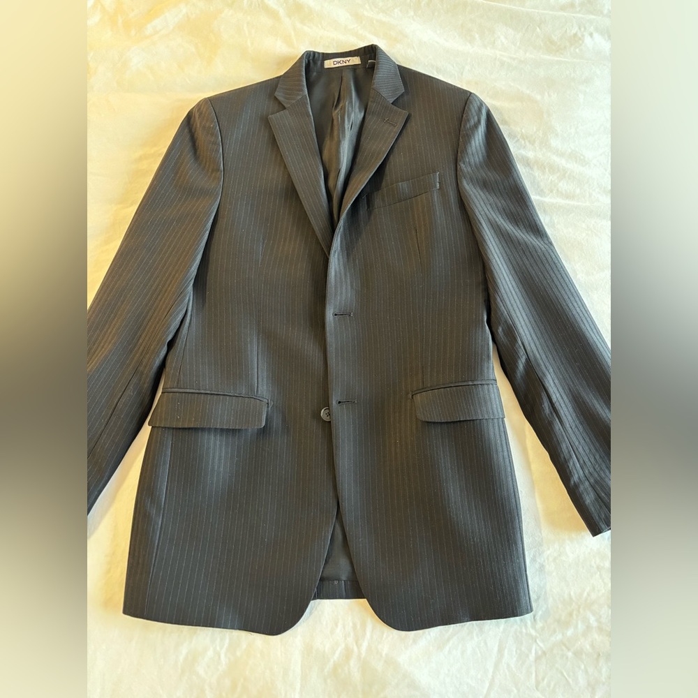 DKNY Men’s 100% wool suit 36L